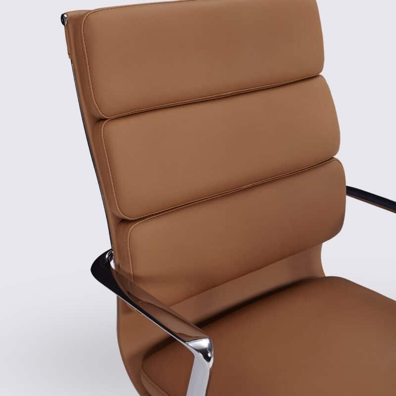 chaise de bureau style charles eames ea219 design dossier haut roulette et accoudoir cuir cognac et aluminium chrome