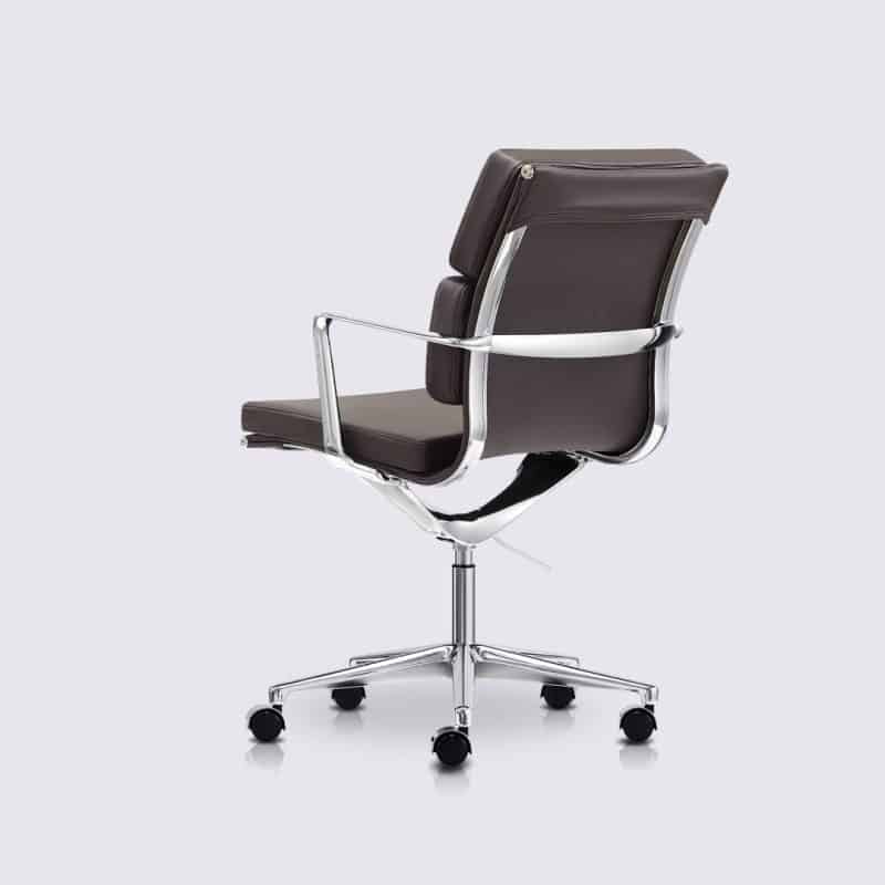 chaise de bureau eames soft pad ea217 cuir marron foncé roulettes et accoudoirs alberto premium