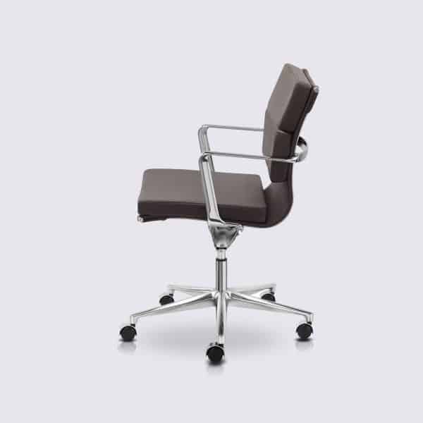 chaise de bureau style charles eames soft pad ea217 cuir marron foncé roulettes et accoudoirs alberto premium