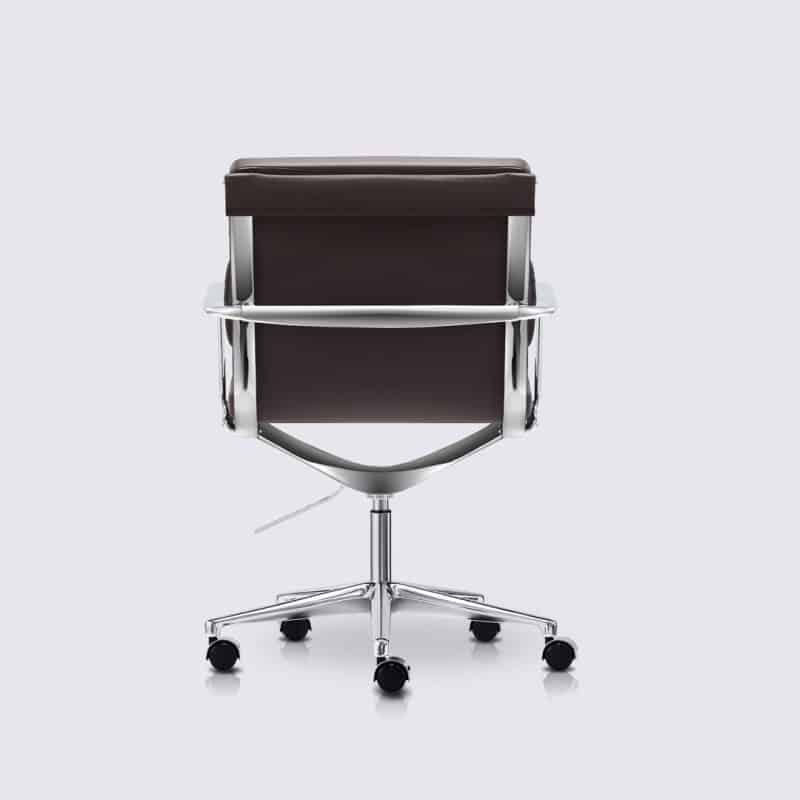 chaise de bureau style eames soft pad ea217 cuir marron chocolat roulettes et accoudoirs alberto premium