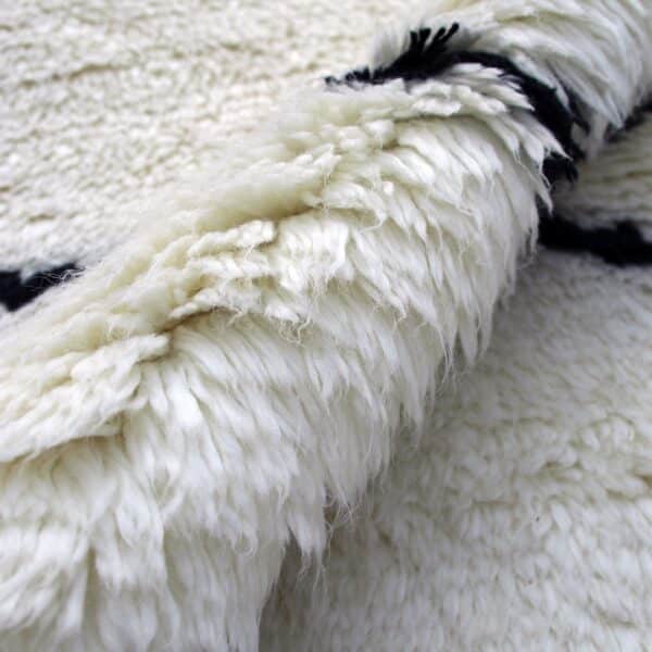 tapis chambre a coucher berbère marocain losange blanc noir et beige fait main shaggy en laine nouvelle zelande 160x230cm jalila