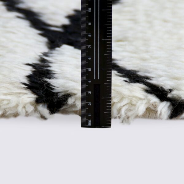 tapis marocain losange blanc noir et beige fait main shaggy en laine nouvelle zelande 160x230cm jalila