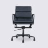 sedia da ufficio eames soft pad ea217 in pelle nera copia con rotelle base ergonomica in alluminio nero