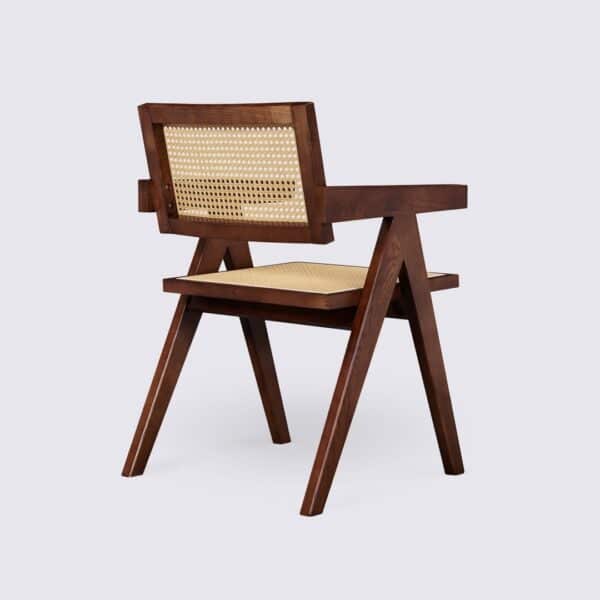 Satz von 2 Stühlen Chandigarh Le Corbusier aus Massivholz Nussbaum dunkel Rattan Natur Design