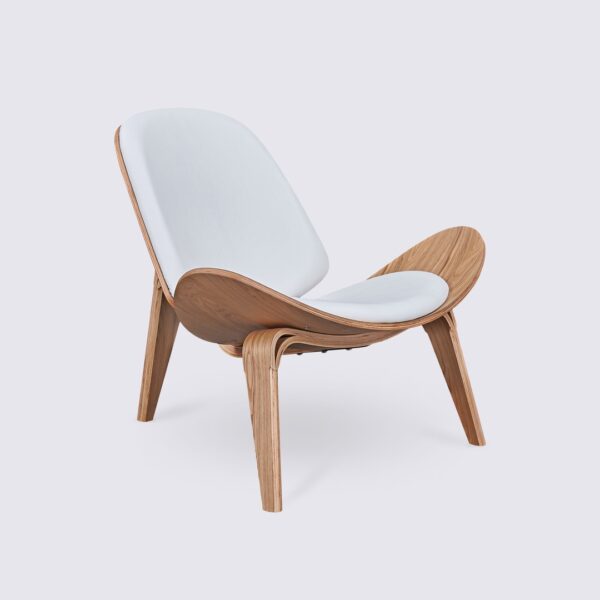 chaise shell ch07 hans wegner en bois de frêne et cuir blanc design tripode pour le salon