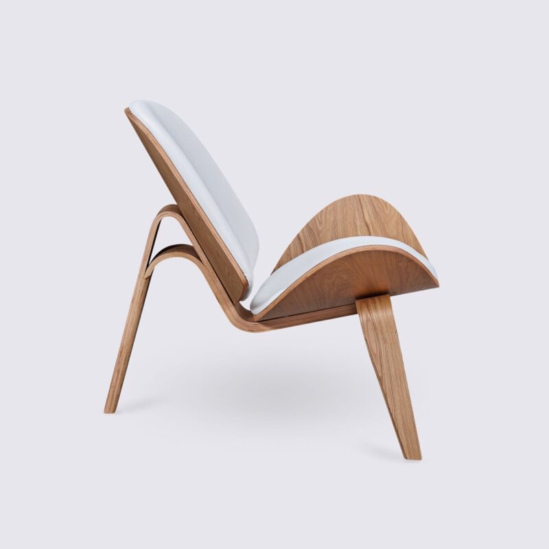 poltrona hans wegner shell ch07 in legno di frassino e pelle bianca design a treppiede per il soggiorno