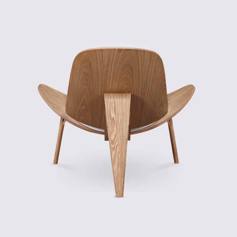 cadeira hans wegner estilo concha ch07 em madeira de freixo e design de tripé em pele branca para a sala de estar