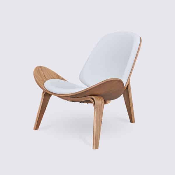 hans wegner shell chair ch07 madeira de freixo e couro branco design tripé quarto