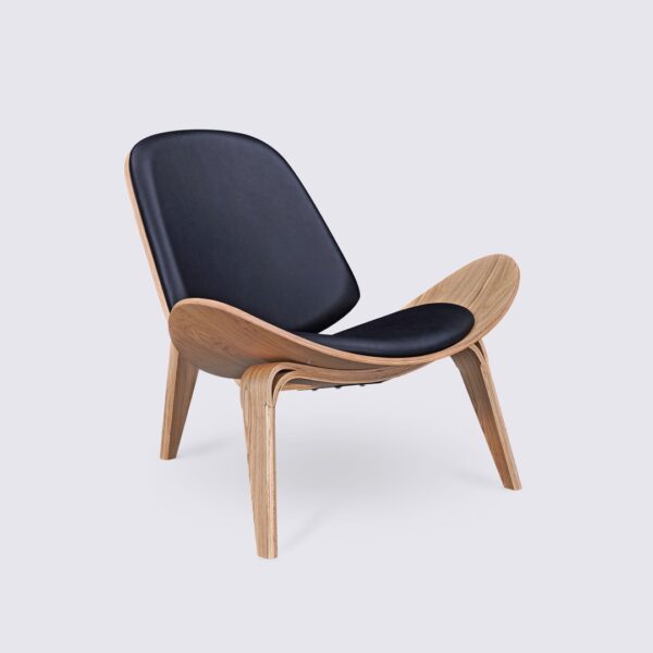 Sedia shell ch07 di hans wegner in legno di frassino e pelle nera, design a treppiede per il soggiorno