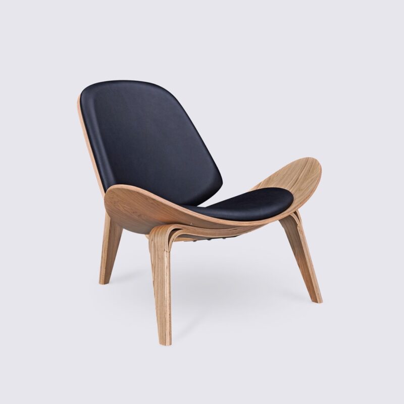 silla hans wegner shell ch07 en madera de fresno y piel negra diseño trípode salón