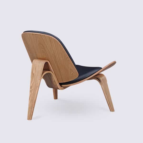 silla hans wegner shell ch07 en madera de fresno y cuero negro diseño trípode para el salón