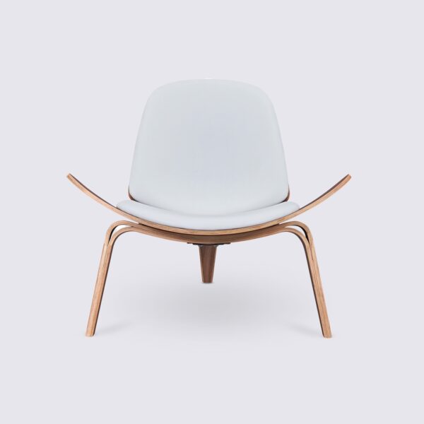 poltrona hans wegner copy shell ch07 in legno di noce e pelle bianca design a treppiede per il soggiorno