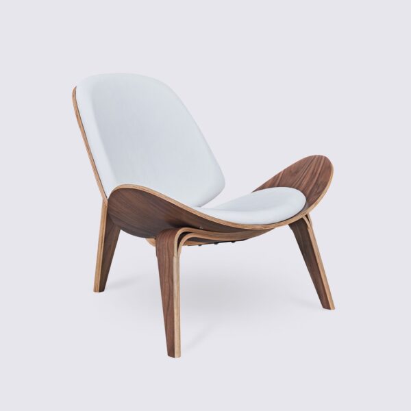 silla hans wegner estilo concha ch07 en madera de nogal y cuero blanco diseño trípode para el salón