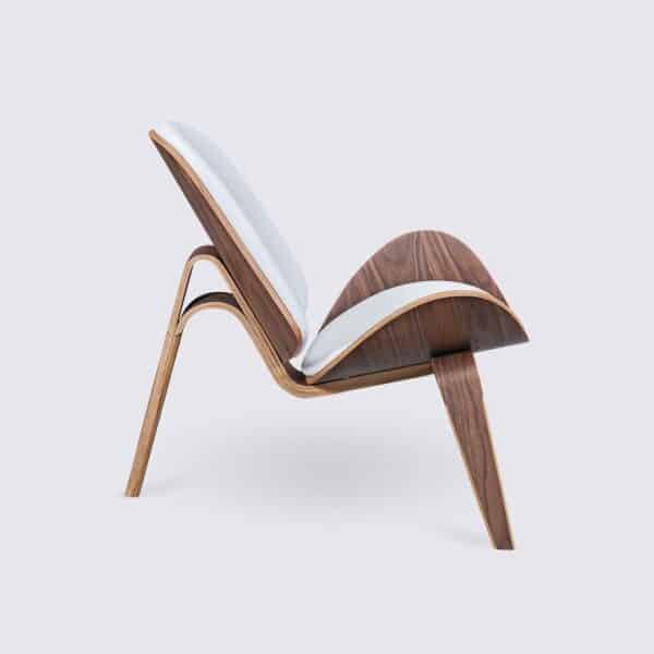 silla hans wegner shell ch07 en madera de nogal y cuero blanco diseño trípode para el salón