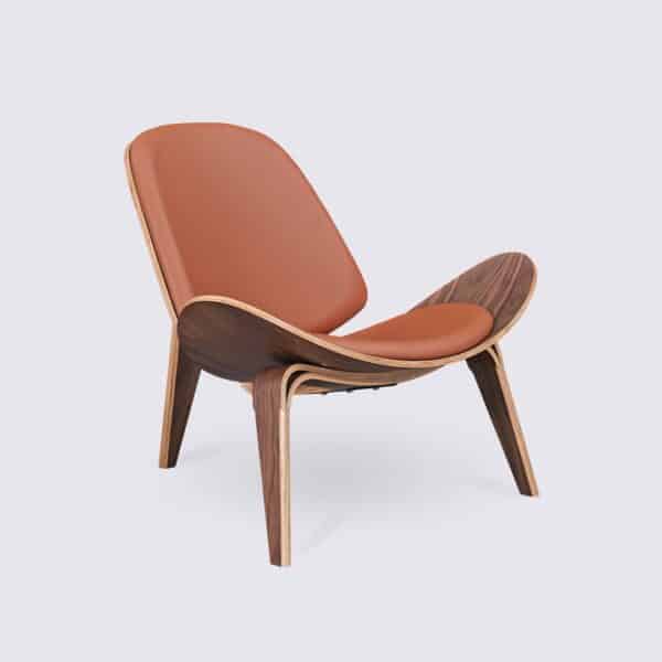 hans wegner cadeira shell ch07 em madeira de nogueira e couro cognac design tripé para a sala de estar 2