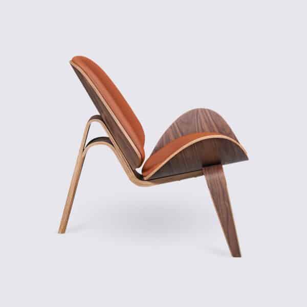 fauteuil shell ch07 hans wegner en bois de noyer et cuir cognac design tripode pour le salon