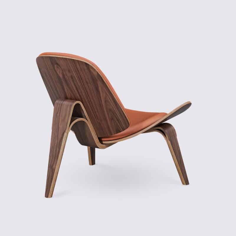 sillón hans wegner shell ch07 de madera de nogal y piel de camello diseño trípode para el salón