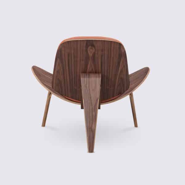 fauteuil shell ch07 hans wegner en bois de noyer et cuir cognac design tripode salon