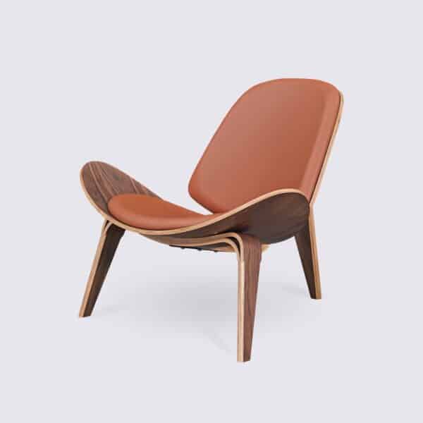 Shell style tripod armchair CH07 cognac leather and walnut wood