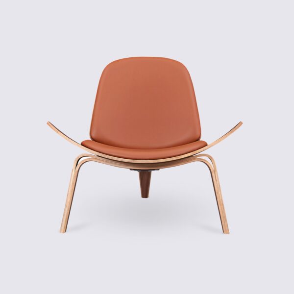 copy hans wegner shell chair ch07 in walnut wood and cognac leather tripod design for the living room