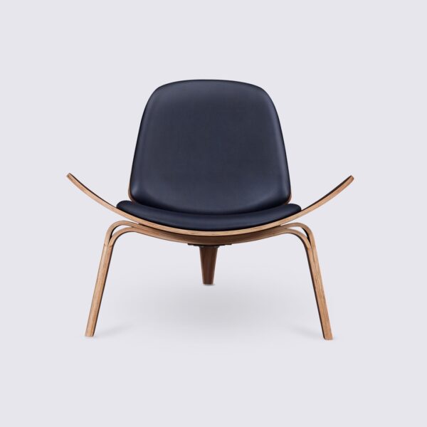 silla hans wegner shell ch07 en madera de nogal y cuero negro diseño trípode para el salón