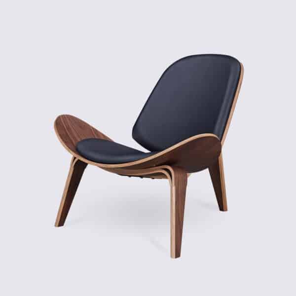 cadeira shell ch07 hans wegner madeira de nogueira e couro preto design tripé para a sala de estar