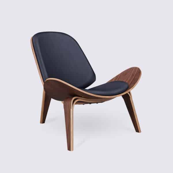 silla hans wegner shell ch07 en madera de nogal y cuero negro diseño trípode para salón