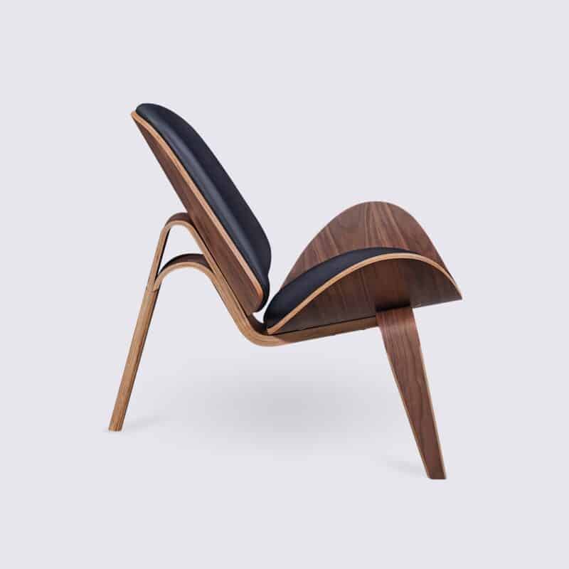 sillón hans wegner shell ch07 de madera de nogal y cuero negro diseño trípode para el salón