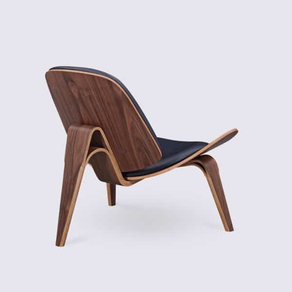 silla hans wegner shell ch07 en nogal y cuero negro trípode para el salón