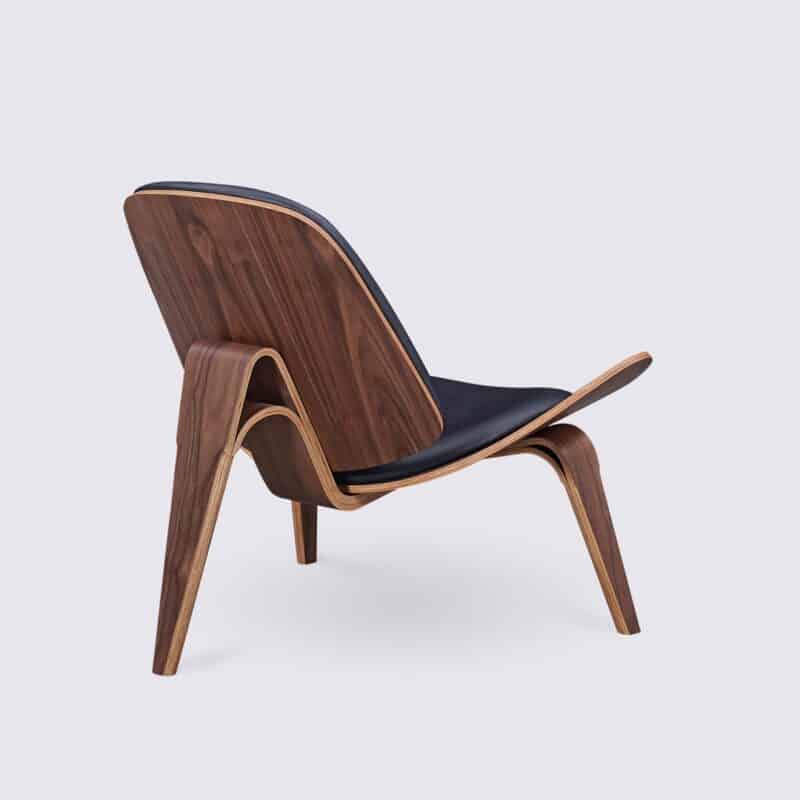 chaise shell ch07 hans wegner en bois de noyer et cuir noir tripode pour le salon