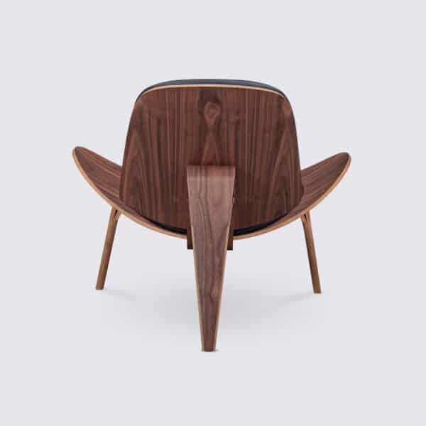 silla hans wegner estilo concha ch07 en madera de nogal y cuero negro diseño trípode para el salón