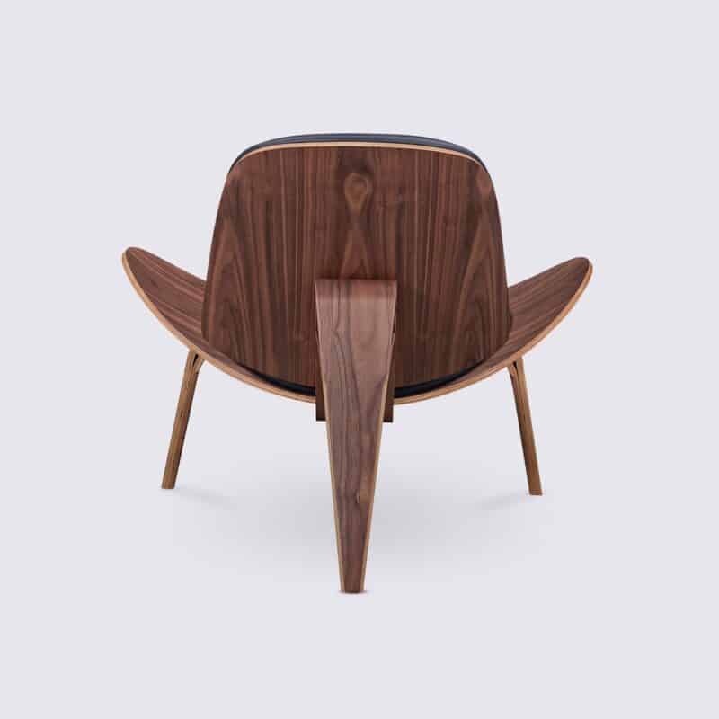 chaise style shell ch07 hans wegner en bois de noyer et cuir noir design tripode pour le salon