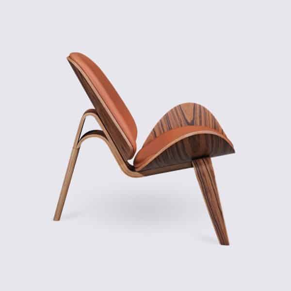 fauteuil shell ch07 hans wegner en bois de palissandre et cuir cognac design tripode pour le salon