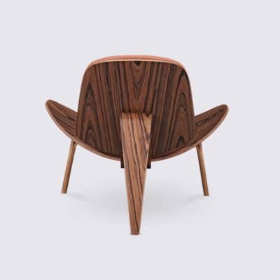 copie chaise shell ch07 hans wegner en bois de palissandre et cuir cognac design tripode pour le salon