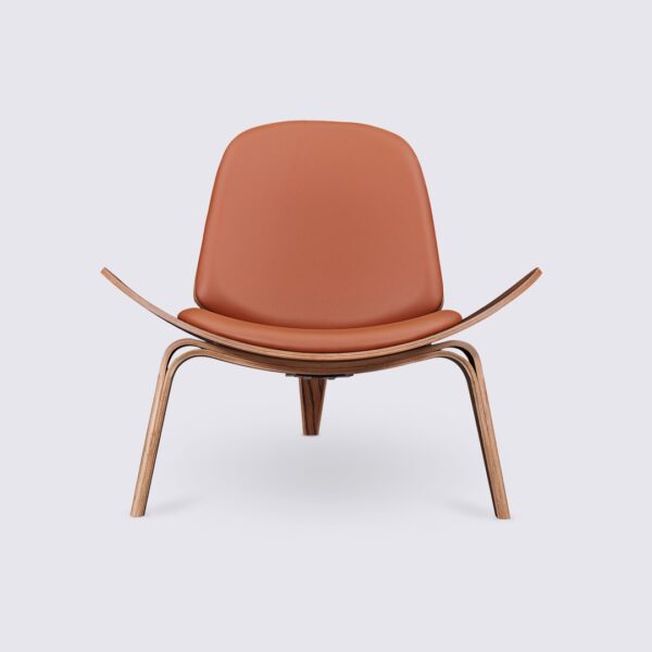 reprodução hans wegner shell chair ch07 em jacarandá e couro cognac design tripé para a sala de estar