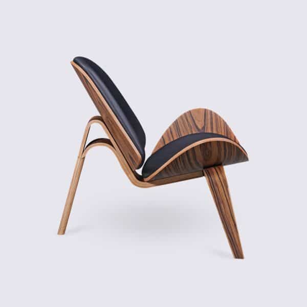 silla hans wegner shell ch07 en palisandro y cuero negro diseño trípode para el salón