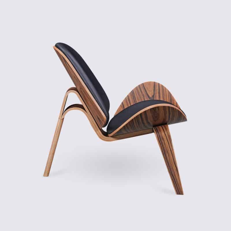 chaise shell ch07 hans wegner en bois de palissandre et cuir noir design tripode pour le salon