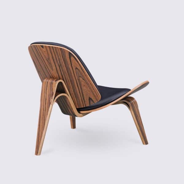 copie fauteuil shell ch07 hans wegner en bois de palissandre et cuir noir design tripode pour le salon