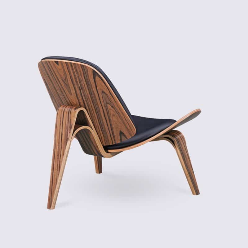 copia hans wegner sillón shell ch07 en palisandro y cuero negro diseño trípode para el salón