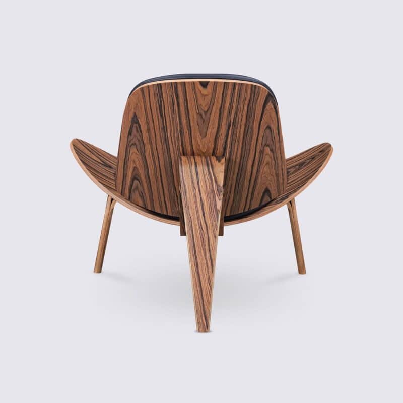 fauteuil shell ch07 hans wegner en bois de palissandre et cuir noir design tripod pour le salon