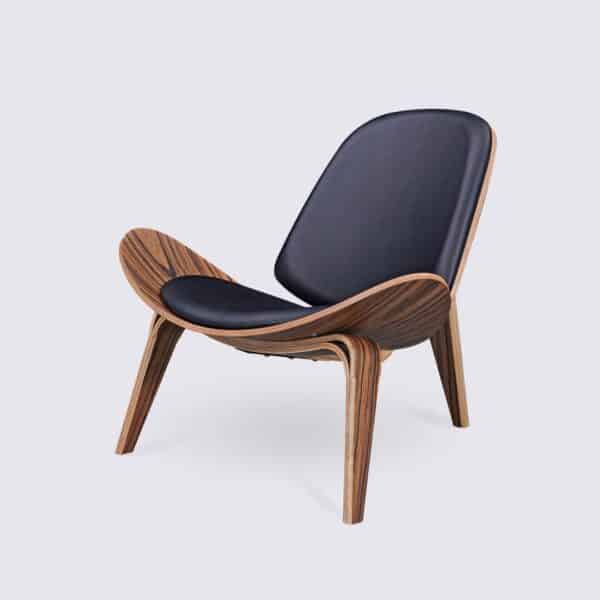 poltrona hans wegner shell ch07 em jacarandá e couro preto design tripé