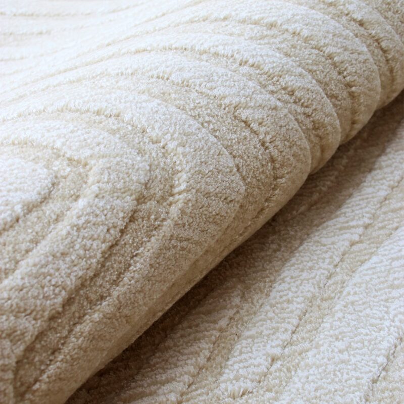 tapis moderne losange beige clair blanc crème fait main en laine et viscose grand