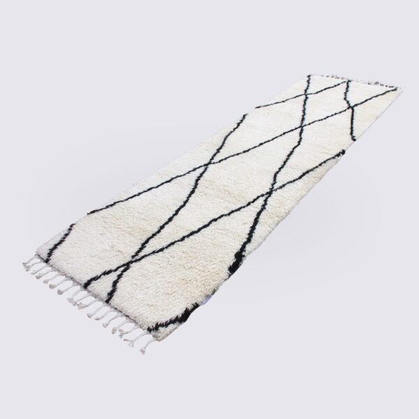 tapis de couloir berbère en laine blanc et noir losanges shaggy 80cm 300cm runner zahra