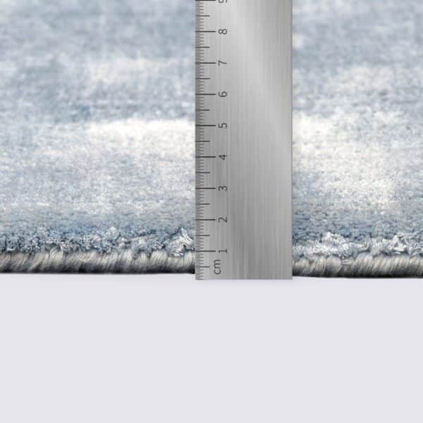 tapis moderne uni bleu ciel clair grand fait main manarola en viscose chambre a coucher 160cm 230cm