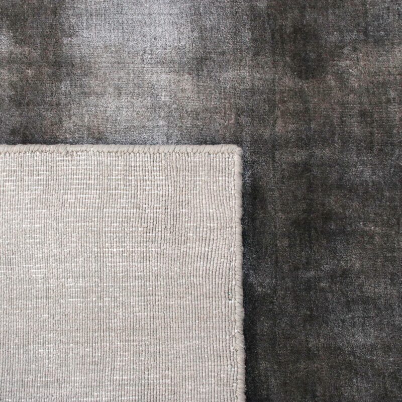 tapis moderne uni gris foncé grand format fait main manarola en viscose pour le salon 160cm 230cm