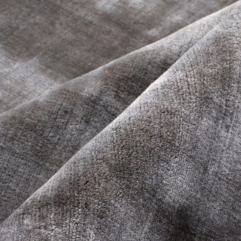 tapis uni gris foncé grand fait main manarola en viscose pour le salon 160cm 230cm