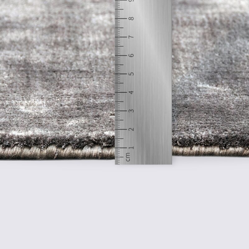 tapis moderne uni gris foncé grand fait main manarola en viscose le salon 160cm 230cm