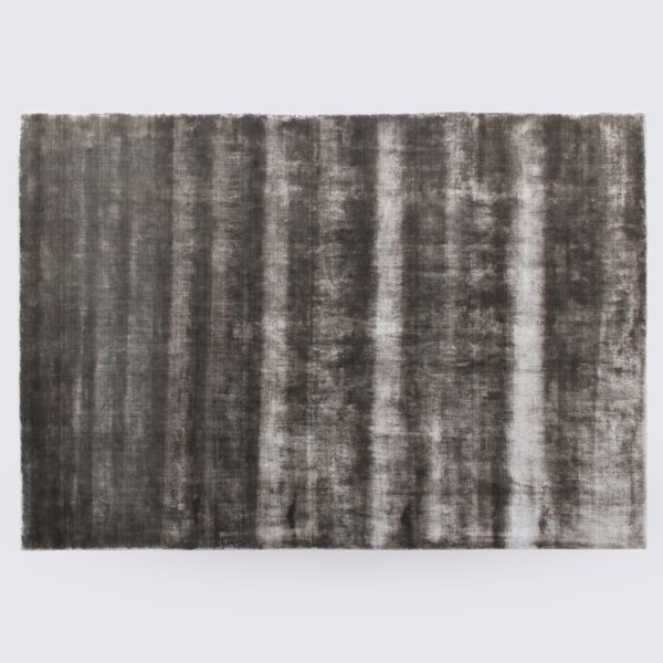 tapis uni gris foncé grand fait main manarola en viscose pour le salon 160cm 230cm