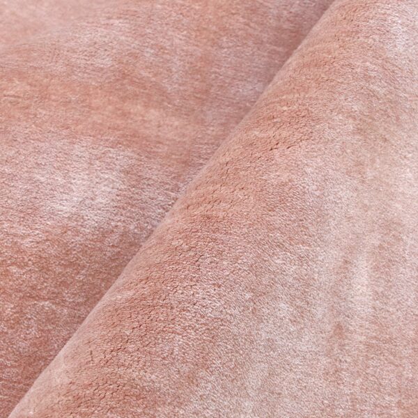 tapis moderne uni rose clair grand fait main manarola en viscose pour le salon 160cm