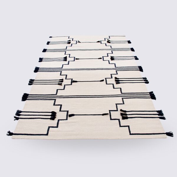 tapis de salon fait main avec frange crème et noir grans format Kilim moderne Tera